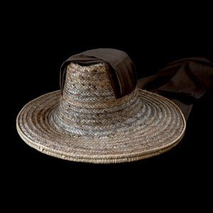 sombrero con bufanda marrón