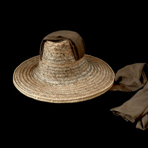 sombrero con bufanda marrón