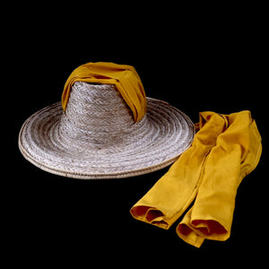 sombrero con bufanda mostaza
