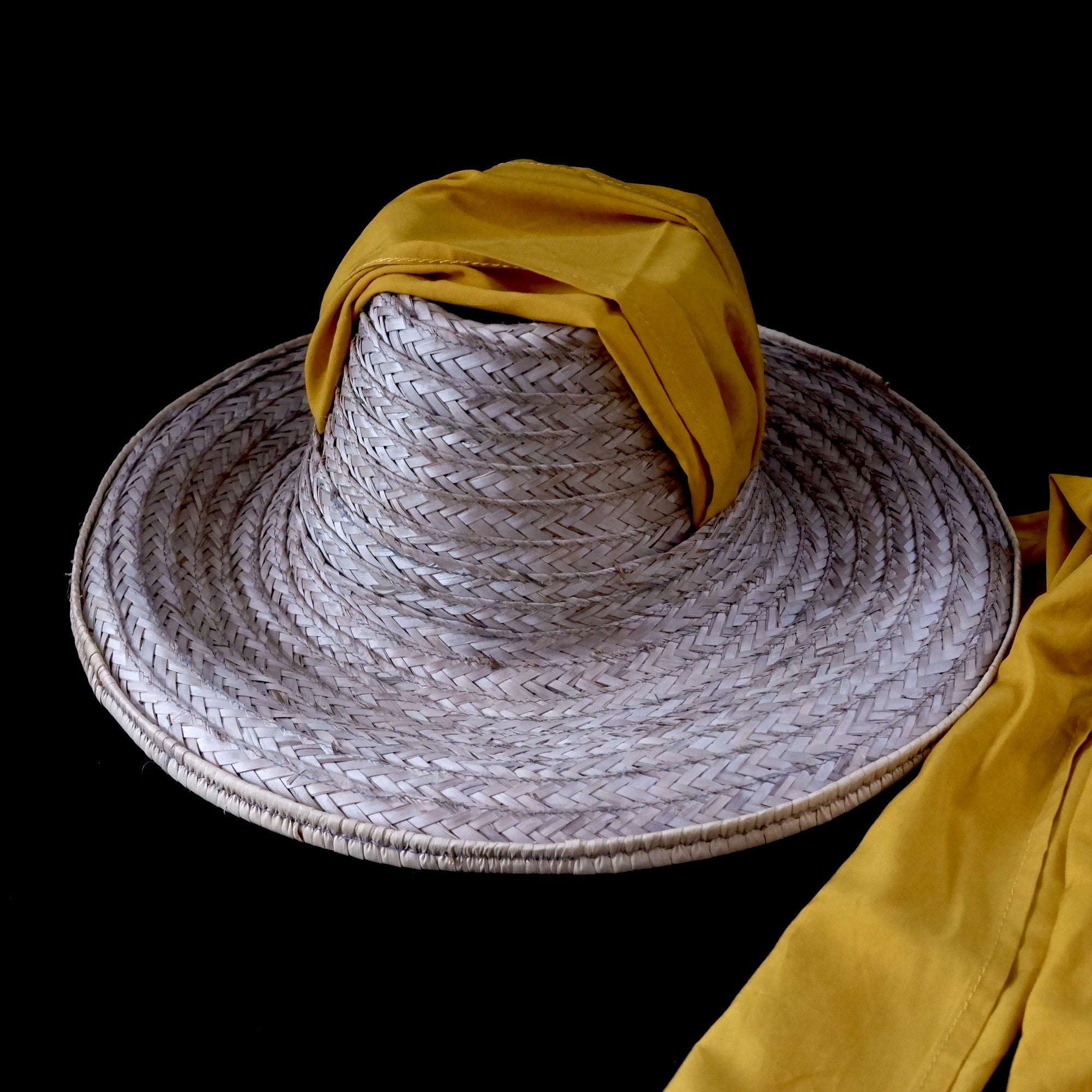 sombrero con bufanda mostaza